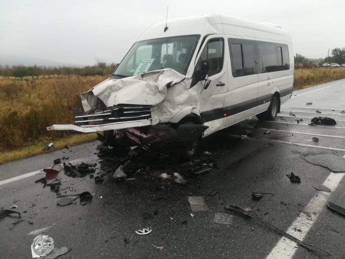 În microbuz se aflau cinci călători care nu au fost răniți (sursa: ISU Vrancea)