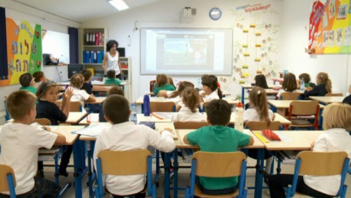 sala de curs cu elevi