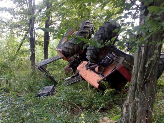 tractor padure rasturnat