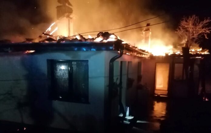 incendiu dumitresti casa