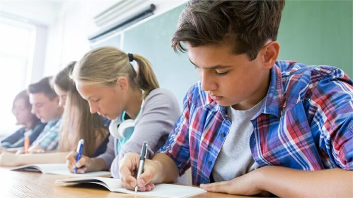 elevi la examen