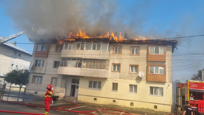 bloc incendiu