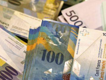 Noi recorduri pentru francul elvețian și lira sterlină