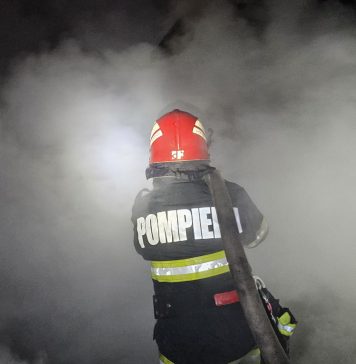 Incendiu într-un apartament din Adjud. 15 persoane s-au autoevacuat din bloc