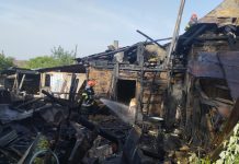 FOTO: Incendiu de proporții în comuna Păunești: pompierii luptă pentru a stinge flăcările