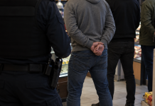 Patru bărbați reținuți după o bătaie într-un magazin din Corbița