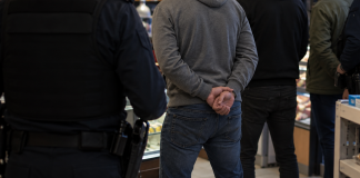 Patru bărbați reținuți după o bătaie într-un magazin din Corbița