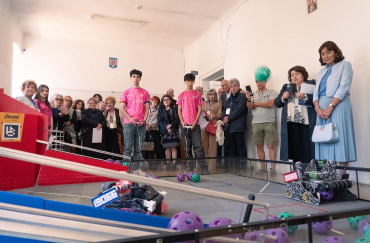 Absolvenții Colegiului „Al. I. Cuza” de acum 45 de ani s-au întâlnit cu echipa de robotică AICitizens