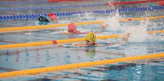 Reîncep lecțiile gratuite de înot pentru copiii din Vrancea. 180 de copii participă la prima serie