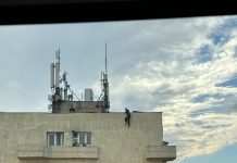 Un bărbat amenință că se aruncă de pe un bloc din Focșani
