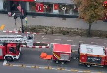 Bărbat salvat de pompieri după ce a amenințat că se aruncă de pe un bloc cu 10 etaje din Focșani