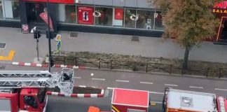 Bărbat salvat de pompieri după ce a amenințat că se aruncă de pe un bloc cu 10 etaje din Focșani
