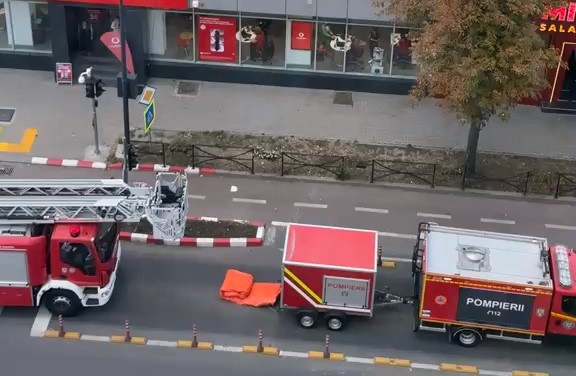 Pompieri salvand barbatul din Focsani