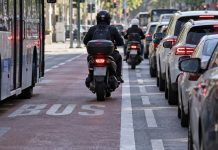 Motocicletele vor putea circula pe benzile de autobuz. Legea a fost adoptată de Parlament